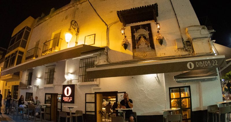 Fachada y terraza de Ribera22 de noche en la Plaza del Cabildo, Sanlúcar de Barrameda